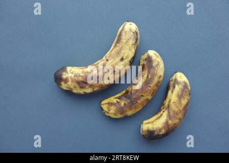 comparer une banane pourrie avec une banane mûre sur fond blanc Banque D'Images