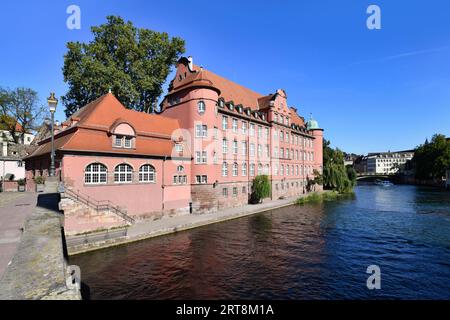 Strasbourg, France - septembre 2023 : vue de l'école primaire publique Saint-Thomas et de la rivière 'III' depuis le pont sur la rue du Pont Saint-Martin dans la sienne Banque D'Images