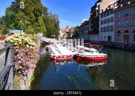 Strasbourg, France - 5 septembre 2023 : Rivière 'III' avec bateaux électriques offert comme tente aux touristes par'Marin d'eau douce' Banque D'Images