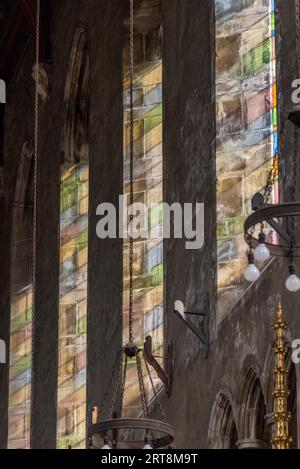 Intérieur d'une église abandonnée avec des reflets de vitraux. Photo de Liz Roll Banque D'Images