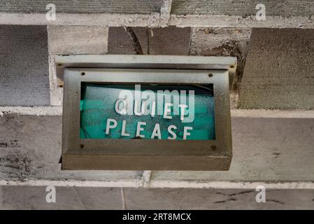 Un panneau "Quiet Please" dans le théâtre abandonné carter Barron à Washington DC Banque D'Images