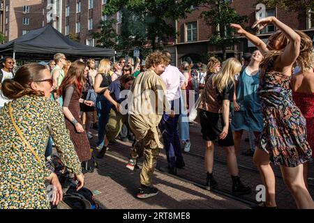 Des jeunes dansent dans la rue au Kallio Block Party 2023 à Helsinki, Finlande Banque D'Images