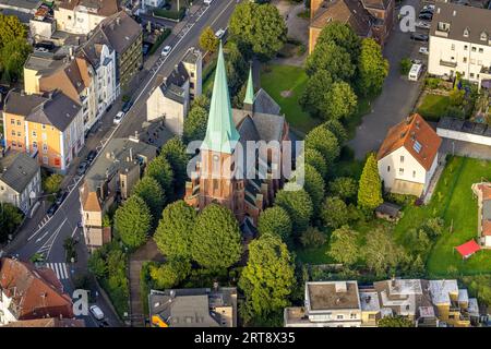 Vue aérienne, St. Église catholique de Boniface, Haspe, Hagen, région de la Ruhr, Rhénanie du Nord-Westphalie, Allemagne, site de culte, DE, Europe, Communauté de foi, place Banque D'Images