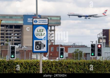 Feltham, Royaume-Uni. 11 septembre 2023. Aéroport de Londres Heathrow (LHR). Heathrow fait désormais partie de la zone d'ultra-faible émission (ULEZ), ce qui signifie que les passagers voyageant à Londres Heathrow qui n'ont pas de véhicule conforme à la norme ULEZ devront payer £12.50. Crédit : Alamy Live News/DLeLifeZ Banque D'Images