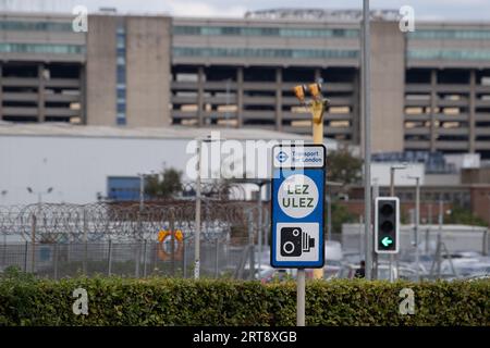 Feltham, Royaume-Uni. 11 septembre 2023. Aéroport de Londres Heathrow (LHR). Heathrow fait désormais partie de la zone d'ultra-faible émission (ULEZ), ce qui signifie que les passagers voyageant à Londres Heathrow qui n'ont pas de véhicule conforme à la norme ULEZ devront payer £12.50. Crédit : Alamy Live News/DLeLifeZ Banque D'Images