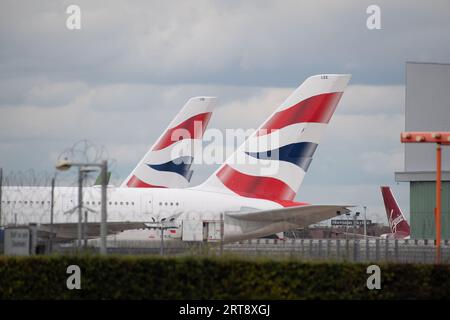 Feltham, Royaume-Uni. 11 septembre 2023. Aéroport de Londres Heathrow (LHR). Heathrow fait désormais partie de la zone d'ultra-faible émission (ULEZ), ce qui signifie que les passagers voyageant à Londres Heathrow qui n'ont pas de véhicule conforme à la norme ULEZ devront payer £12.50. Crédit : Alamy Live News/DLeLifeZ Banque D'Images