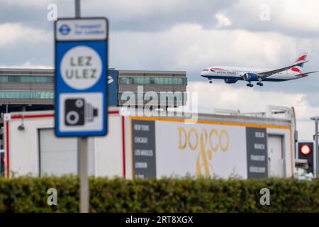 Feltham, Royaume-Uni. 11 septembre 2023. Aéroport de Londres Heathrow (LHR). Heathrow fait désormais partie de la zone d'ultra-faible émission (ULEZ), ce qui signifie que les passagers voyageant à Londres Heathrow qui n'ont pas de véhicule conforme à la norme ULEZ devront payer £12.50. Crédit : Alamy Live News/DLeLifeZ Banque D'Images