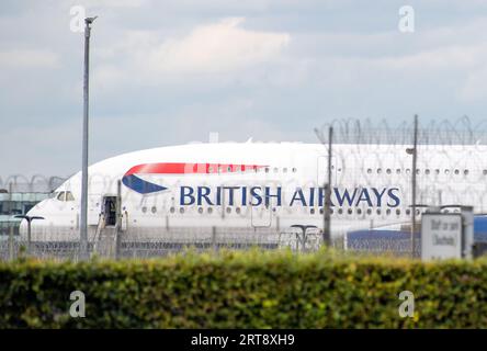 Feltham, Royaume-Uni. 11 septembre 2023. Aéroport de Londres Heathrow (LHR). Heathrow fait désormais partie de la zone d'ultra-faible émission (ULEZ), ce qui signifie que les passagers voyageant à Londres Heathrow qui n'ont pas de véhicule conforme à la norme ULEZ devront payer £12.50. Crédit : Alamy Live News/DLeLifeZ Banque D'Images