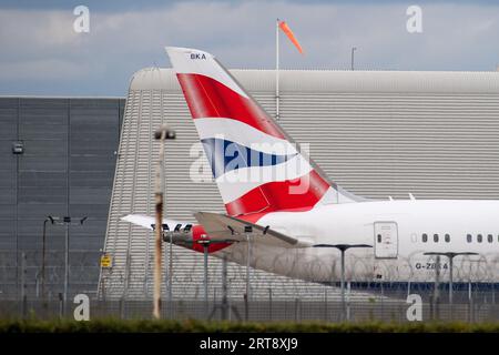 Feltham, Royaume-Uni. 11 septembre 2023. Aéroport de Londres Heathrow (LHR). Heathrow fait désormais partie de la zone d'ultra-faible émission (ULEZ), ce qui signifie que les passagers voyageant à Londres Heathrow qui n'ont pas de véhicule conforme à la norme ULEZ devront payer £12.50. Crédit : Alamy Live News/DLeLifeZ Banque D'Images