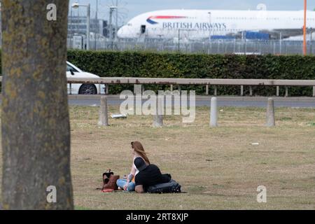 Feltham, Royaume-Uni. 11 septembre 2023. Aéroport de Londres Heathrow (LHR). Heathrow fait désormais partie de la zone d'ultra-faible émission (ULEZ), ce qui signifie que les passagers voyageant à Londres Heathrow qui n'ont pas de véhicule conforme à la norme ULEZ devront payer £12.50. Crédit : Alamy Live News/DLeLifeZ Banque D'Images