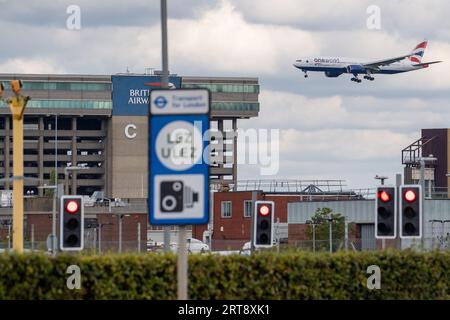 Feltham, Royaume-Uni. 11 septembre 2023. Aéroport de Londres Heathrow (LHR). Heathrow fait désormais partie de la zone d'ultra-faible émission (ULEZ), ce qui signifie que les passagers voyageant à Londres Heathrow qui n'ont pas de véhicule conforme à la norme ULEZ devront payer £12.50. Crédit : Alamy Live News/DLeLifeZ Banque D'Images