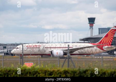 Feltham, Royaume-Uni. 11 septembre 2023. Aéroport de Londres Heathrow (LHR). Heathrow fait désormais partie de la zone d'ultra-faible émission (ULEZ), ce qui signifie que les passagers voyageant à Londres Heathrow qui n'ont pas de véhicule conforme à la norme ULEZ devront payer £12.50. Crédit : Alamy Live News/DLeLifeZ Banque D'Images