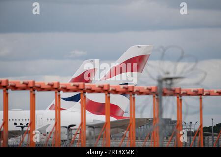 Feltham, Royaume-Uni. 11 septembre 2023. Aéroport de Londres Heathrow (LHR). Heathrow fait désormais partie de la zone d'ultra-faible émission (ULEZ), ce qui signifie que les passagers voyageant à Londres Heathrow qui n'ont pas de véhicule conforme à la norme ULEZ devront payer £12.50. Crédit : Alamy Live News/DLeLifeZ Banque D'Images