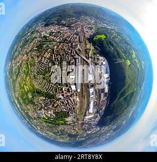 Vue aérienne, quartier Altenhagen avec ligne de chemin de fer et gare principale Hagen, route surélevée Eckeseyer Straße route fédérale B54, quartier résidentiel circulaire Banque D'Images