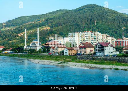 Gorazde quartier résidentiel panorama de la ville avec mosquée sur la rive et la rivière Drina au premier plan, Bosnie-Herzégovine Banque D'Images