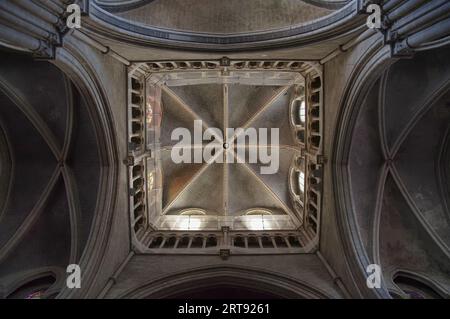 LAUSANNE, SUISSE - 5 AOÛT 2023 : plafond de la cathédrale gothique notre-Dame Banque D'Images