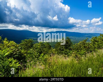 Vue sur la vallée de Shenandoah depuis le parc national de Shenandoah, Virginie, États-Unis, avec des nuages dramatiques en approche. Banque D'Images