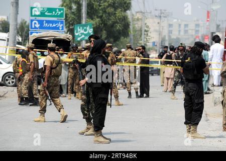 Peshawar, Peshawar, Pakistan. 11 septembre 2023. Des responsables de la sécurité pakistanaise inspectent les lieux d'une explosion visant un véhicule du corps paramilitaire frontalier à Peshawar (Pakistan), le 11 septembre 2023. Au moins un fonctionnaire du corps frontalier a été tué et neuf autres, dont six membres du corps frontalier, blessés dans une explosion visant un véhicule des forces de sécurité dans la zone de la route Warsak à Peshawar. L'explosion est soupçonnée d'être une explosion d'engin piégé, et la nature de l'explosion sera confirmée après que l'unité d'élimination des bombes aura soumis son rapport, a déclaré la police. Trois civils figuraient également parmi les blessés Banque D'Images