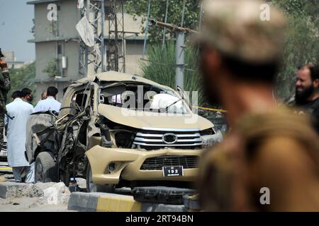 Pesawar, Peshawar, Pakistan. 11 septembre 2023. Des responsables de la sécurité pakistanaise inspectent les lieux d'une explosion visant un véhicule du corps paramilitaire frontalier à Peshawar (Pakistan), le 11 septembre 2023. Au moins un fonctionnaire du corps frontalier a été tué et neuf autres, dont six membres du corps frontalier, blessés dans une explosion visant un véhicule des forces de sécurité dans la zone de la route Warsak à Peshawar. L'explosion est soupçonnée d'être une explosion d'engin piégé, et la nature de l'explosion sera confirmée après que l'unité d'élimination des bombes aura soumis son rapport, a déclaré la police. Trois civils figuraient également parmi les blessés. Banque D'Images