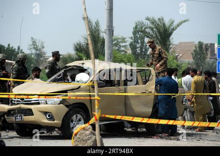 Peshawar, Peshawar, Pakistan. 11 septembre 2023. Des responsables de la sécurité pakistanaise inspectent les lieux d'une explosion visant un véhicule du corps paramilitaire frontalier à Peshawar (Pakistan), le 11 septembre 2023. Au moins un fonctionnaire du corps frontalier a été tué et neuf autres, dont six membres du corps frontalier, blessés dans une explosion visant un véhicule des forces de sécurité dans la zone de la route Warsak à Peshawar. L'explosion est soupçonnée d'être une explosion d'engin piégé, et la nature de l'explosion sera confirmée après que l'unité d'élimination des bombes aura soumis son rapport, a déclaré la police. Trois civils figuraient également parmi les blessés Banque D'Images