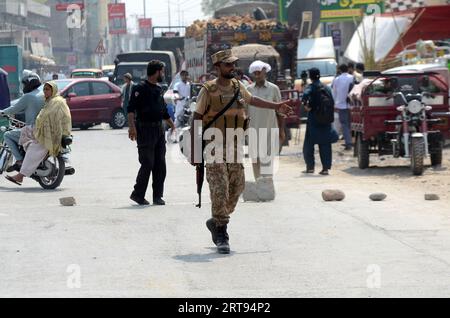 Peshawar, Peshawar, Pakistan. 11 septembre 2023. Des responsables de la sécurité pakistanaise inspectent les lieux d'une explosion visant un véhicule du corps paramilitaire frontalier à Peshawar (Pakistan), le 11 septembre 2023. Au moins un fonctionnaire du corps frontalier a été tué et neuf autres, dont six membres du corps frontalier, blessés dans une explosion visant un véhicule des forces de sécurité dans la zone de la route Warsak à Peshawar. L'explosion est soupçonnée d'être une explosion d'engin piégé, et la nature de l'explosion sera confirmée après que l'unité d'élimination des bombes aura soumis son rapport, a déclaré la police. Trois civils figuraient également parmi les blessés Banque D'Images