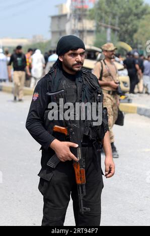 Peshawar, Peshawar, Pakistan. 11 septembre 2023. Des responsables de la sécurité pakistanaise inspectent les lieux d'une explosion visant un véhicule du corps paramilitaire frontalier à Peshawar (Pakistan), le 11 septembre 2023. Au moins un fonctionnaire du corps frontalier a été tué et neuf autres, dont six membres du corps frontalier, blessés dans une explosion visant un véhicule des forces de sécurité dans la zone de la route Warsak à Peshawar. L'explosion est soupçonnée d'être une explosion d'engin piégé, et la nature de l'explosion sera confirmée après que l'unité d'élimination des bombes aura soumis son rapport, a déclaré la police. Trois civils figuraient également parmi les blessés Banque D'Images