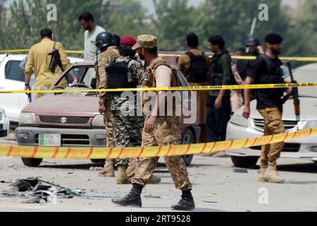 Peshawar, Peshawar, Pakistan. 11 septembre 2023. Des responsables de la sécurité pakistanaise inspectent les lieux d'une explosion visant un véhicule du corps paramilitaire frontalier à Peshawar (Pakistan), le 11 septembre 2023. Au moins un fonctionnaire du corps frontalier a été tué et neuf autres, dont six membres du corps frontalier, blessés dans une explosion visant un véhicule des forces de sécurité dans la zone de la route Warsak à Peshawar. L'explosion est soupçonnée d'être une explosion d'engin piégé, et la nature de l'explosion sera confirmée après que l'unité d'élimination des bombes aura soumis son rapport, a déclaré la police. Trois civils figuraient également parmi les blessés Banque D'Images