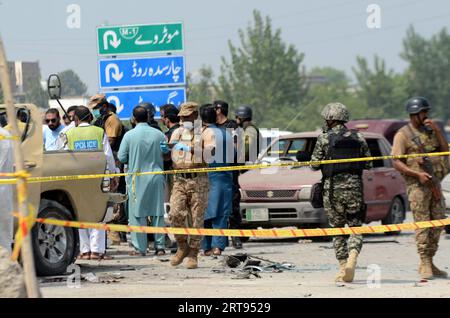 Peshawar, Peshawar, Pakistan. 11 septembre 2023. Des responsables de la sécurité pakistanaise inspectent les lieux d'une explosion visant un véhicule du corps paramilitaire frontalier à Peshawar (Pakistan), le 11 septembre 2023. Au moins un fonctionnaire du corps frontalier a été tué et neuf autres, dont six membres du corps frontalier, blessés dans une explosion visant un véhicule des forces de sécurité dans la zone de la route Warsak à Peshawar. L'explosion est soupçonnée d'être une explosion d'engin piégé, et la nature de l'explosion sera confirmée après que l'unité d'élimination des bombes aura soumis son rapport, a déclaré la police. Trois civils figuraient également parmi les blessés Banque D'Images