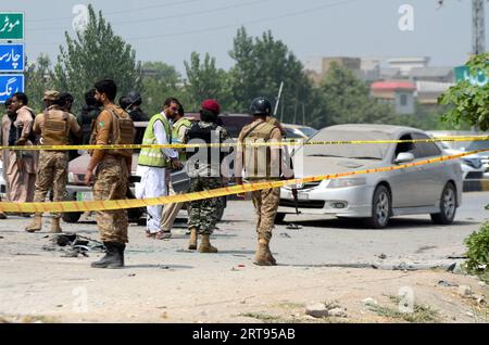 Peshawar, Peshawar, Pakistan. 11 septembre 2023. Des responsables de la sécurité pakistanaise inspectent les lieux d'une explosion visant un véhicule du corps paramilitaire frontalier à Peshawar (Pakistan), le 11 septembre 2023. Au moins un fonctionnaire du corps frontalier a été tué et neuf autres, dont six membres du corps frontalier, blessés dans une explosion visant un véhicule des forces de sécurité dans la zone de la route Warsak à Peshawar. L'explosion est soupçonnée d'être une explosion d'engin piégé, et la nature de l'explosion sera confirmée après que l'unité d'élimination des bombes aura soumis son rapport, a déclaré la police. Trois civils figuraient également parmi les blessés Banque D'Images