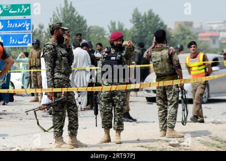 Peshawar, Peshawar, Pakistan. 11 septembre 2023. Des responsables de la sécurité pakistanaise inspectent les lieux d'une explosion visant un véhicule du corps paramilitaire frontalier à Peshawar (Pakistan), le 11 septembre 2023. Au moins un fonctionnaire du corps frontalier a été tué et neuf autres, dont six membres du corps frontalier, blessés dans une explosion visant un véhicule des forces de sécurité dans la zone de la route Warsak à Peshawar. L'explosion est soupçonnée d'être une explosion d'engin piégé, et la nature de l'explosion sera confirmée après que l'unité d'élimination des bombes aura soumis son rapport, a déclaré la police. Trois civils figuraient également parmi les blessés Banque D'Images