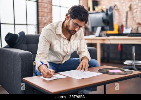 Jeune homme hispanique musicien compositeur de chanson dans un studio de musique Banque D'Images
