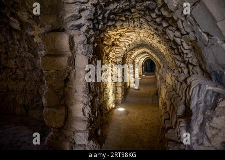 Couloir avec des murs pierreux dans le château de Kerak Crusader, Jordanie Banque D'Images