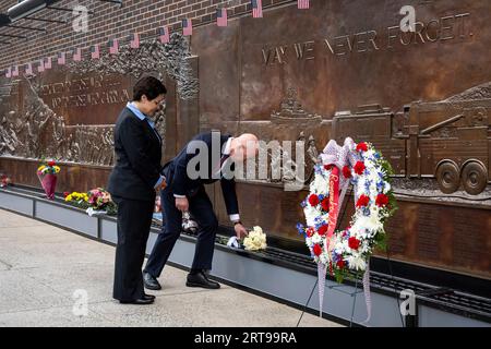 New York, États-Unis d ' Amérique. 11 septembre 2023. Alejandro Mayorkas, secrétaire à la sécurité intérieure, dépose des fleurs avec Lori Moore-Merrell, administratrice des pompiers des États-Unis, à la caserne de pompiers 10 du NYFD, lors de l'anniversaire des attentats terroristes du 9/11 septembre 11 2023, à New York City, New York. Crédit : Tia Dufour/Homeland Security/Alamy Live News Banque D'Images