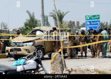 Peshawar, Peshawar, Pakistan. 11 septembre 2023. Des responsables de la sécurité pakistanaise inspectent les lieux d'une explosion visant un véhicule du corps paramilitaire frontalier à Peshawar (Pakistan), le 11 septembre 2023. Au moins un fonctionnaire du corps frontalier a été tué et neuf autres, dont six membres du corps frontalier, blessés dans une explosion visant un véhicule des forces de sécurité dans la zone de la route Warsak à Peshawar. L'explosion est soupçonnée d'être une explosion d'engin piégé, et la nature de l'explosion sera confirmée après que l'unité d'élimination des bombes aura soumis son rapport, a déclaré la police. Trois civils figuraient également parmi les blessés Banque D'Images