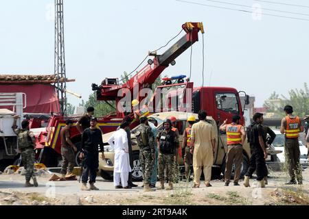 Peshawar, Peshawar, Pakistan. 11 septembre 2023. Des responsables de la sécurité pakistanaise inspectent les lieux d'une explosion visant un véhicule du corps paramilitaire frontalier à Peshawar (Pakistan), le 11 septembre 2023. Au moins un fonctionnaire du corps frontalier a été tué et neuf autres, dont six membres du corps frontalier, blessés dans une explosion visant un véhicule des forces de sécurité dans la zone de la route Warsak à Peshawar. L'explosion est soupçonnée d'être une explosion d'engin piégé, et la nature de l'explosion sera confirmée après que l'unité d'élimination des bombes aura soumis son rapport, a déclaré la police. Trois civils figuraient également parmi les blessés Banque D'Images