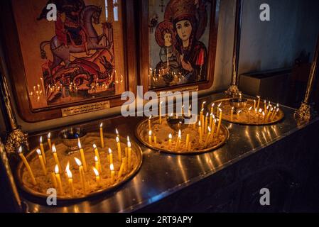 Bougies allumées à St. George Church, Madaba, Jordanie Banque D'Images