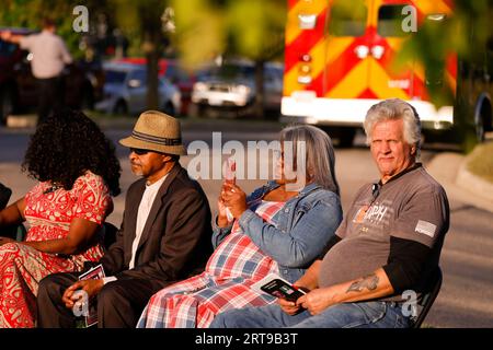 Bloomington, États-Unis. 11 septembre 2023. BLOOMINGTON, INDIANA - 11 SEPTEMBRE : les pompiers, la police et les membres de la communauté assistent à la cérémonie annuelle 9/11 le 11 septembre 2023 à Bloomington, Indiana. Le 11 2001 septembre, les États-Unis ont été attaqués par 19 terroristes d'Al-Qaïda, dont 15 citoyens saoudiens. Près de 3 000 personnes ont été tuées le jour de l'attaque, et de nombreux premiers intervenants, dont 341 membres des FDNY, sont morts de maladies liées au site de l'attaque au cours des 22 dernières années. ( Crédit : Jeremy Hogan/Alamy Live News Banque D'Images