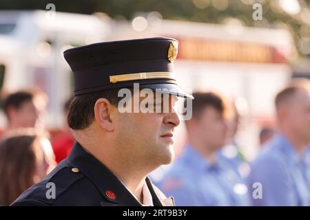 Bloomington, États-Unis. 11 septembre 2023. BLOOMINGTON, INDIANA - 11 SEPTEMBRE : les pompiers, la police et les membres de la communauté assistent à la cérémonie annuelle 9/11 le 11 septembre 2023 à Bloomington, Indiana. Le 11 2001 septembre, les États-Unis ont été attaqués par 19 terroristes d'Al-Qaïda, dont 15 citoyens saoudiens. Près de 3 000 personnes ont été tuées le jour de l'attaque, et de nombreux premiers intervenants, dont 341 membres des FDNY, sont morts de maladies liées au site de l'attaque au cours des 22 dernières années. ( Crédit : Jeremy Hogan/Alamy Live News Banque D'Images