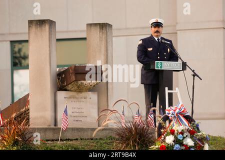 Bloomington, États-Unis. 11 septembre 2023. BLOOMINGTON, INDIANA - 11 SEPTEMBRE : les pompiers, la police et les membres de la communauté assistent à la cérémonie annuelle 9/11 le 11 septembre 2023 à Bloomington, Indiana. Le 11 2001 septembre, les États-Unis ont été attaqués par 19 terroristes d'Al-Qaïda, dont 15 citoyens saoudiens. Près de 3 000 personnes ont été tuées le jour de l'attaque, et de nombreux premiers intervenants, dont 341 membres des FDNY, sont morts de maladies liées au site de l'attaque au cours des 22 dernières années. ( Crédit : Jeremy Hogan/Alamy Live News Banque D'Images