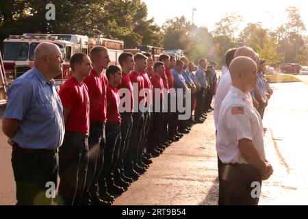 Bloomington, États-Unis. 11 septembre 2023. BLOOMINGTON, INDIANA - 11 SEPTEMBRE : les pompiers, la police et les membres de la communauté assistent à la cérémonie annuelle 9/11 le 11 septembre 2023 à Bloomington, Indiana. Le 11 2001 septembre, les États-Unis ont été attaqués par 19 terroristes d'Al-Qaïda, dont 15 citoyens saoudiens. Près de 3 000 personnes ont été tuées le jour de l'attaque, et de nombreux premiers intervenants, dont 341 membres des FDNY, sont morts de maladies liées au site de l'attaque au cours des 22 dernières années. ( Crédit : Jeremy Hogan/Alamy Live News Banque D'Images