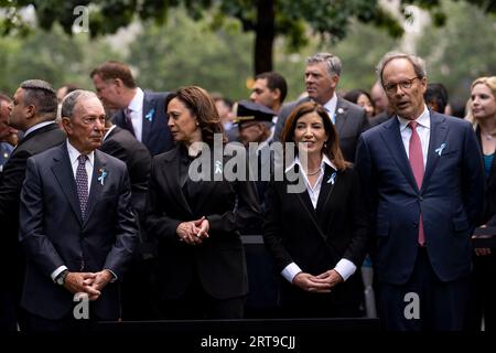 New York, États-Unis d ' Amérique. 11 septembre 2023. Debout de gauche à droite : l'ancien maire de New York Michael Bloomberg, la vice-présidente américaine Kamala Harris, la gouverneure Kathy Hochul et son mari William Hochul Jr., lors de la commémoration annuelle des attentats terroristes de 9/11 au mémorial Ground Zero, le 11 septembre 2023 à New York, New York. Crédit : Tia Dufour/Homeland Security/Alamy Live News Banque D'Images