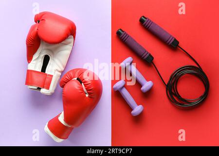 Gants de boxe, haltères et corde à sauter sur fond de couleur Banque D'Images