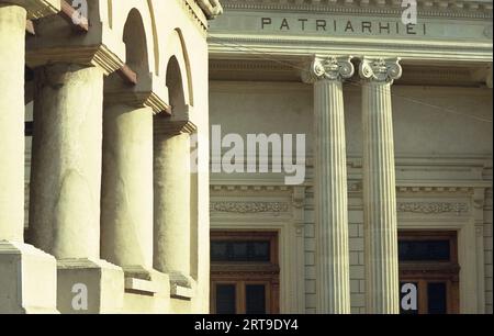 Bucarest, Roumanie, env. 2000. Vue sur le Palais du Patriarcat (devant) et la cathédrale patriarcale orthodoxe roumaine (à gauche). Banque D'Images