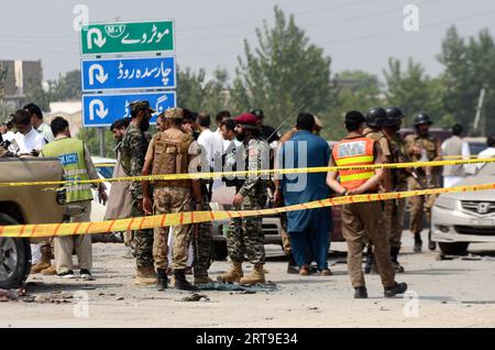 Peshawar, Peshawar, Pakistan. 11 septembre 2023. Des responsables de la sécurité pakistanaise inspectent les lieux d'une explosion visant un véhicule du corps paramilitaire frontalier à Peshawar (Pakistan), le 11 septembre 2023. Au moins un fonctionnaire du corps frontalier a été tué et neuf autres, dont six membres du corps frontalier, blessés dans une explosion visant un véhicule des forces de sécurité dans la zone de la route Warsak à Peshawar. L'explosion est soupçonnée d'être une explosion d'engin piégé, et la nature de l'explosion sera confirmée après que l'unité d'élimination des bombes aura soumis son rapport, a déclaré la police. Trois civils figuraient également parmi les blessés Banque D'Images