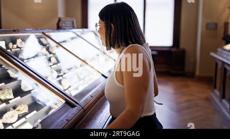 Jeune belle femme hispanique visitant l'exposition géologique au Musée d'histoire naturelle de Vienne Banque D'Images