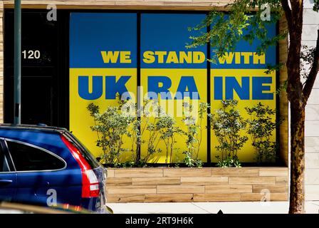 Merrifield, Virginie, États-Unis - 5 septembre 2023 : un grand panneau « nous nous tenons avec l'Ukraine » remplit les vitrines d'un magasin de détail. Banque D'Images