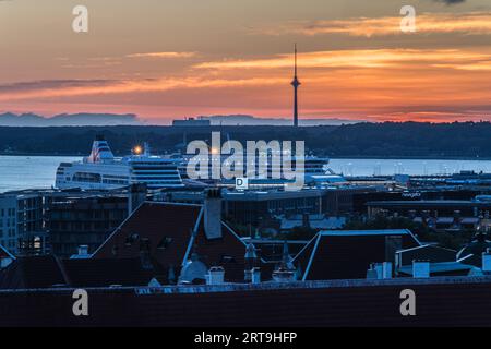 Point de vue de Kohtuotsa depuis la ville haute Toompea au levier du soleil Banque D'Images