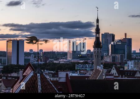 Point de vue de Kohtuotsa depuis la ville haute Toompea au levier du soleil Banque D'Images