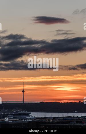 Point de vue de Kohtuotsa depuis la ville haute Toompea au levier du soleil Banque D'Images