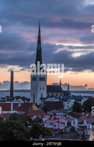Point de vue de Kohtuotsa depuis la ville haute Toompea au levier du soleil Banque D'Images